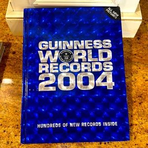 2004  HARDBACK HOLOGRAPHIC SILVER AND BLUE COVER GUINNESS BOOK OF WORLD RECORDS